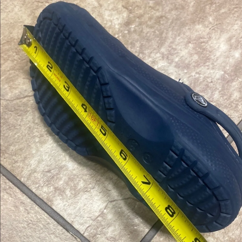 Crocs Kids Size 2 Sherpa Lined with Ventilation and Textured Grip Comfy Fall